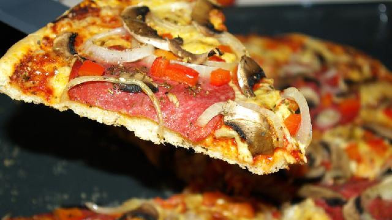 Przepis Pizza z salami przepis Gotujmy.pl