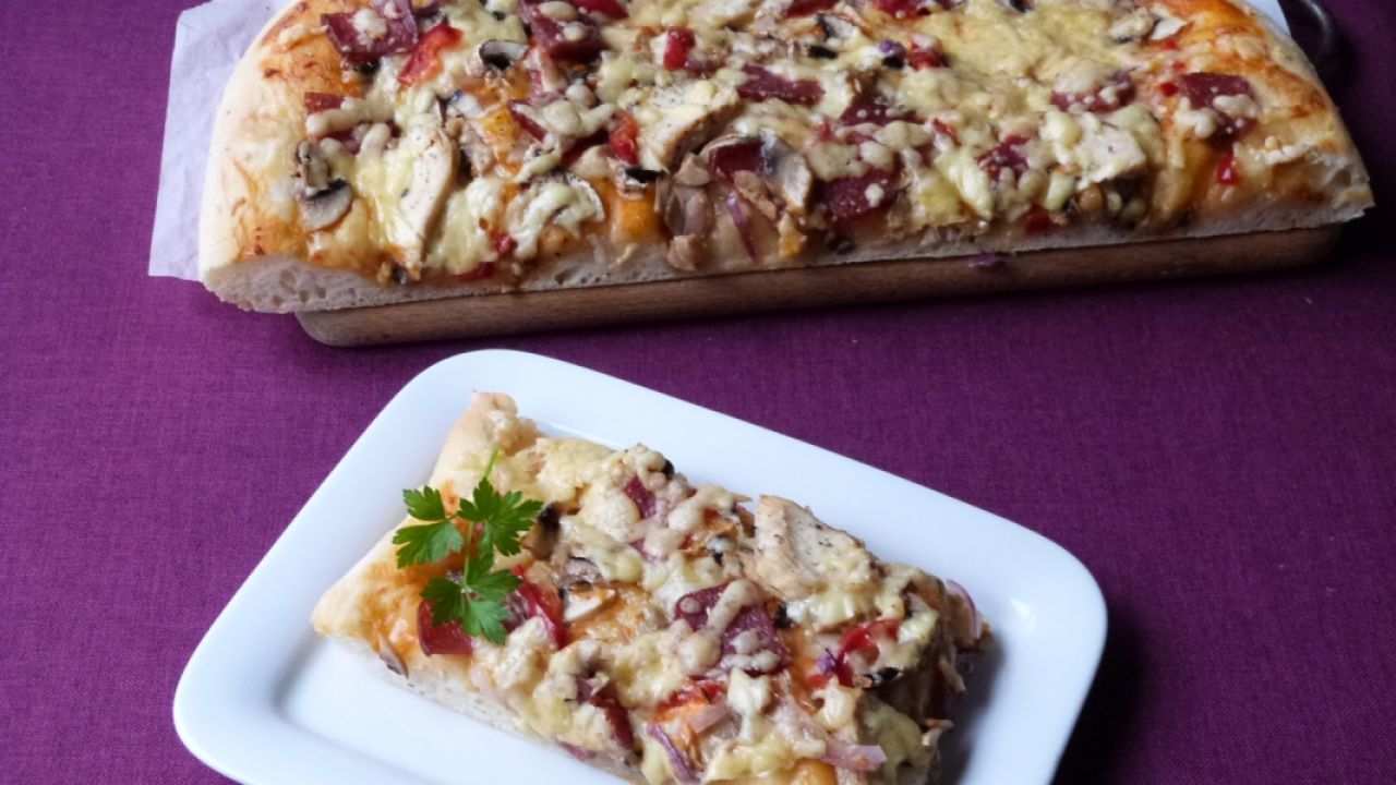 Przepis Pizza z salami i mięsem z kurczaka przepis Gotujmy.pl