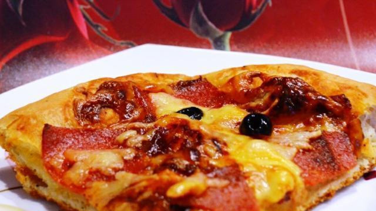 Pizza z salami i oliwkami (pizza) Gotujmy.pl