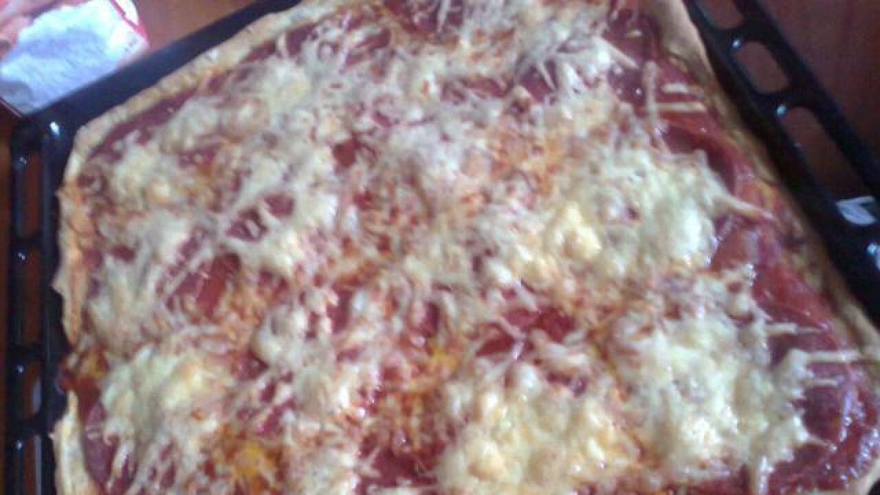 Przepis Pizza z serem i salami przepis Gotujmy.pl