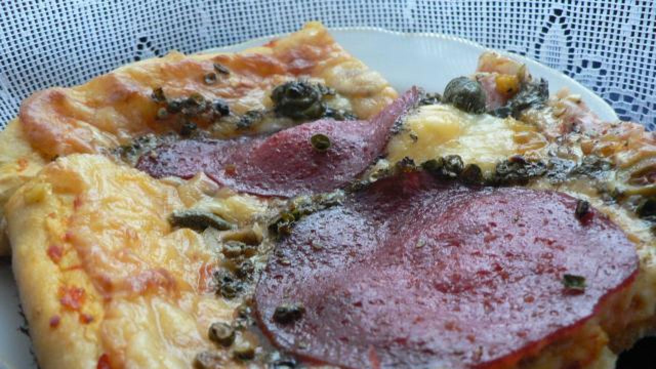 Przepis Pizza z zielonymi oliwkami i salami przepis Gotujmy.pl