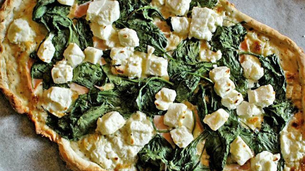 Przepis Pizza ze szpinakiem i białym sosem przepis Gotujmy.pl