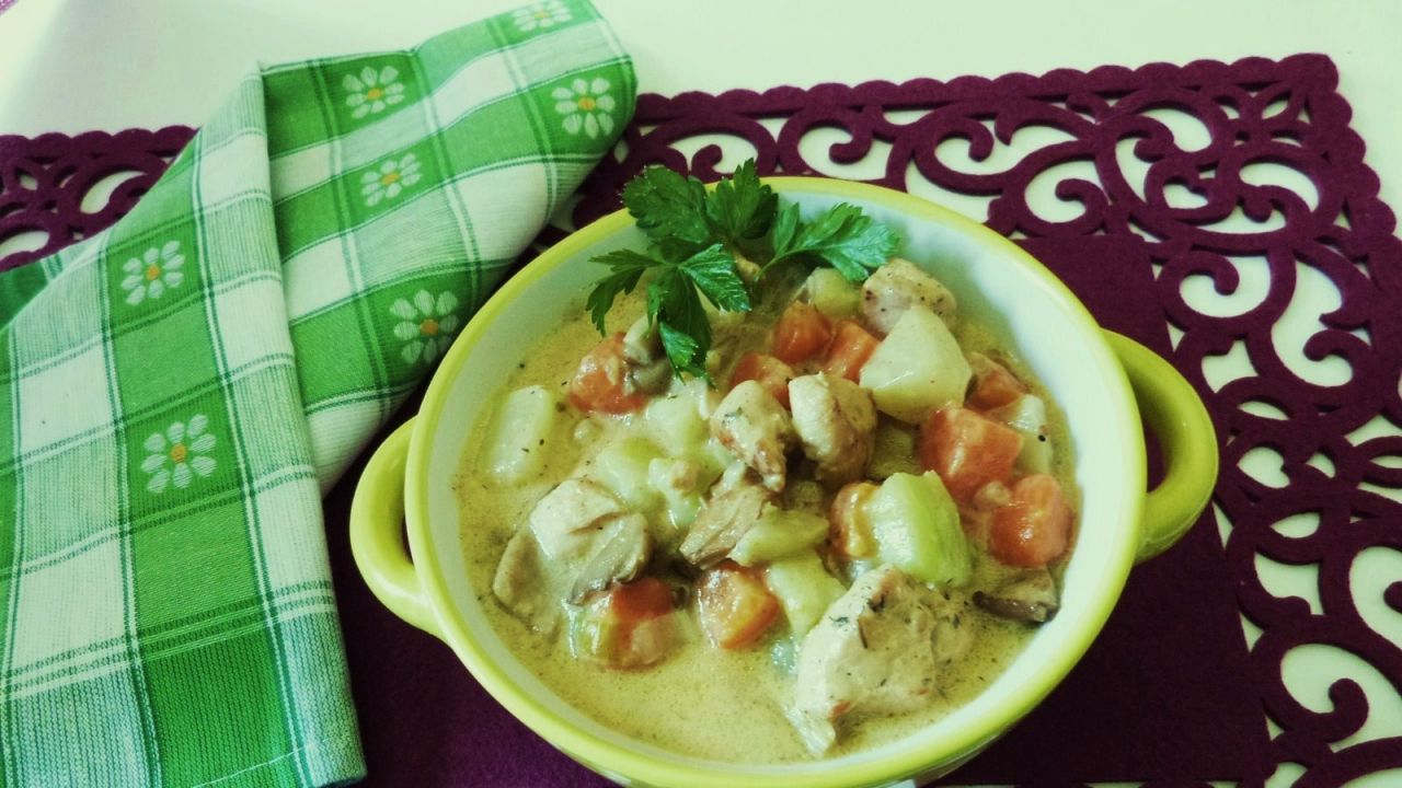 Przepis Potrawka z mięsa, warzyw i grzybów przepis Gotujmy.pl