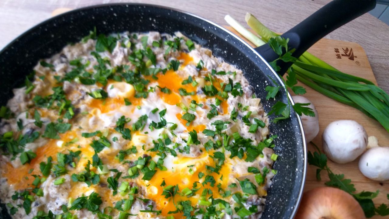 Przepis Proste danie z pieczarek i jajek przepis Gotujmy.pl