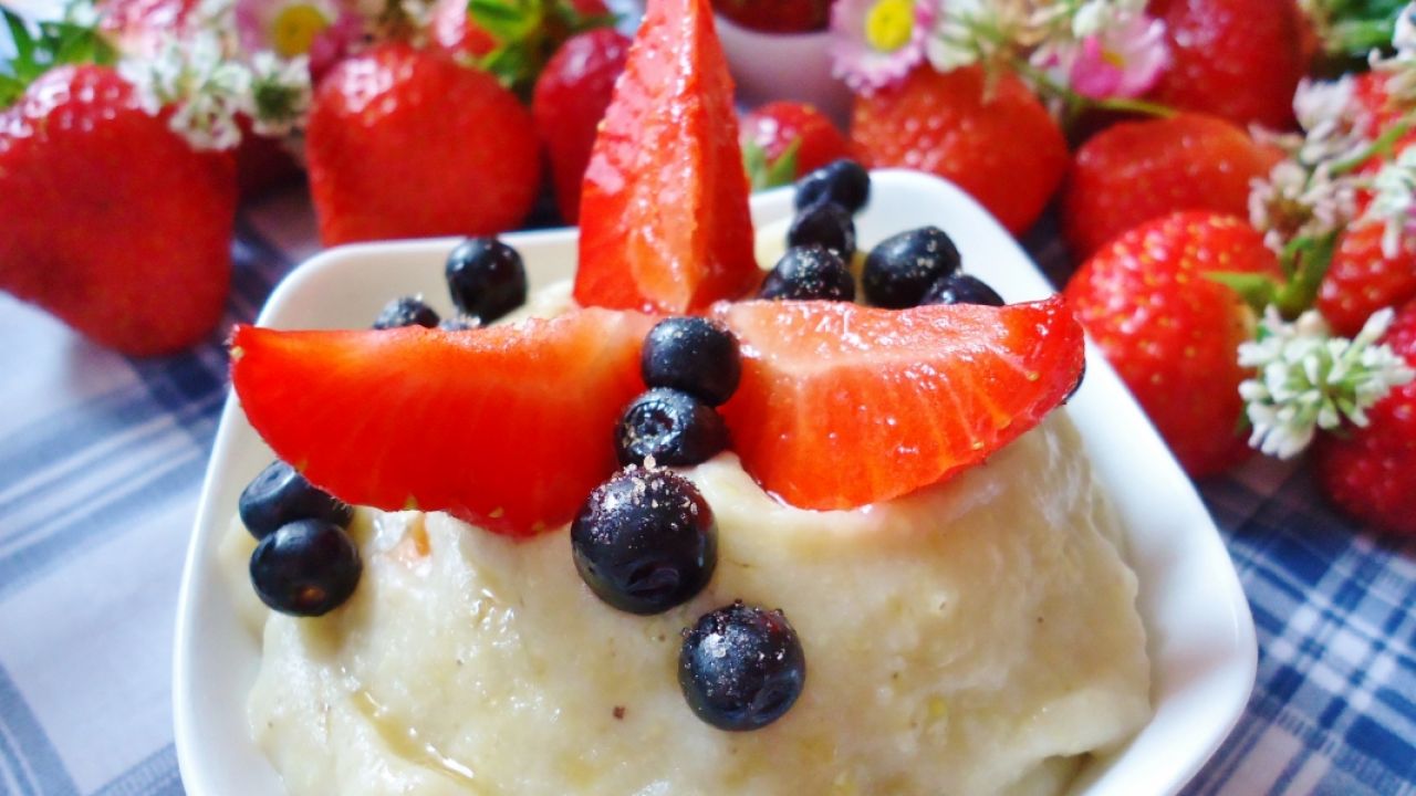 Przepis Pudding jaglany z jagodami i truskawkami przepis Gotujmy.pl