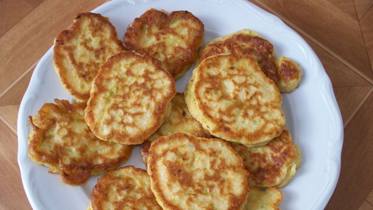 Przepis - Racuszki z cukinii przepis - Gotujmy.pl