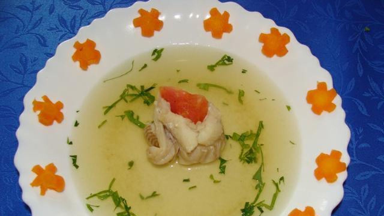 Roladki z dorsza w wywarze warzywnym przepis Gotujmy.pl