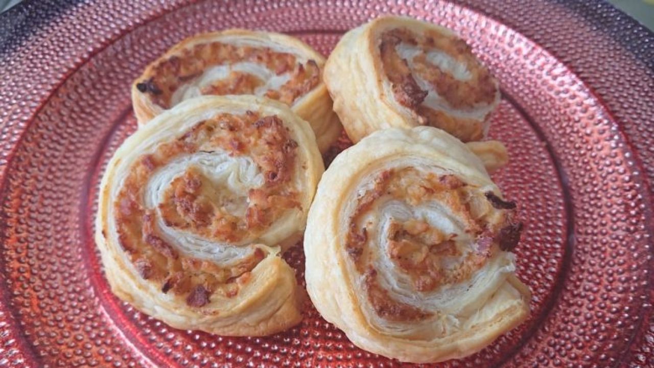 Przepis Rollsy z ciasta francuskiego przepis Gotujmy.pl