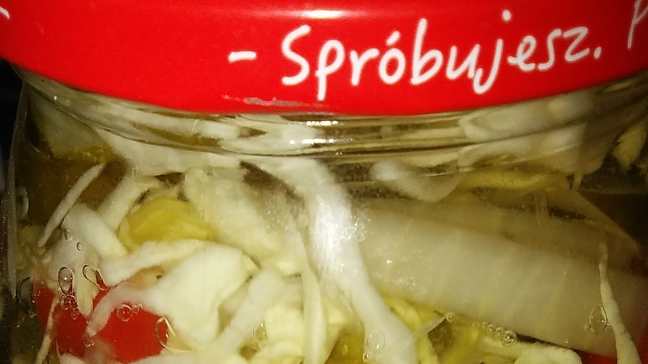 Przepis - Sałatka z ogórków i kapusty w słoikach na zimę przepis