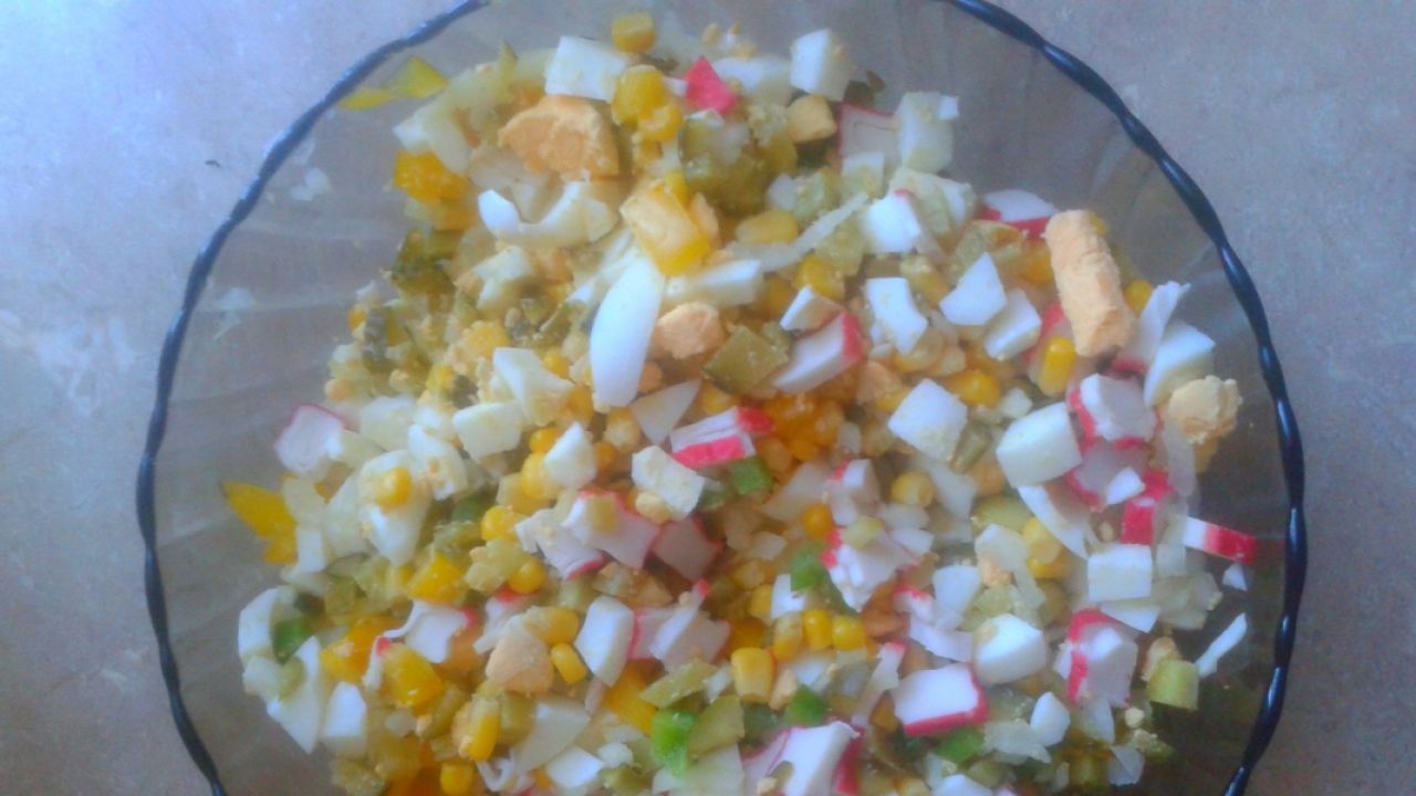 Przepis Sałatka z paluszkami surimi przepis Gotujmy.pl