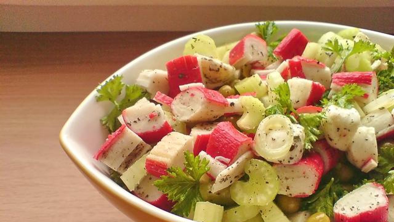 sałatka z surimi przepis kulinarny Gotujmy.pl