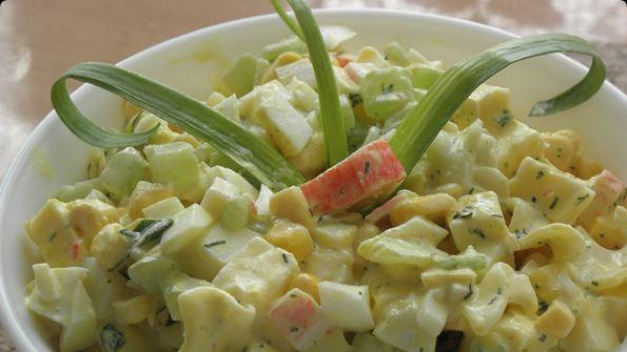 Przepis Sałatka z surimi przepis Gotujmy.pl