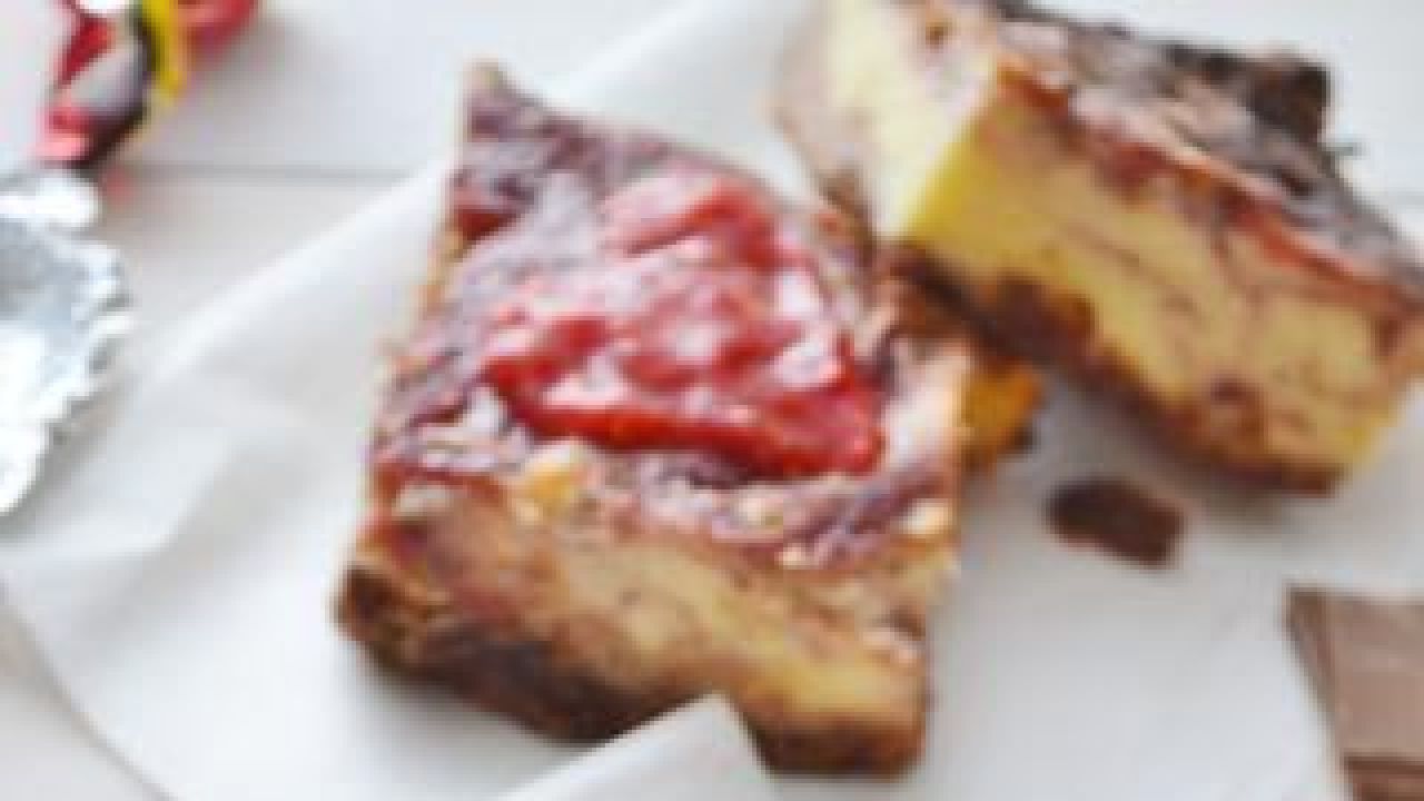 Przepis Sernikobrownie z musem truskawkowym przepis Gotujmy.pl