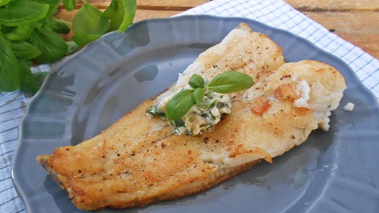 Przepis Smażony halibut z bazyliowym masłem przepis Gotujmy.pl