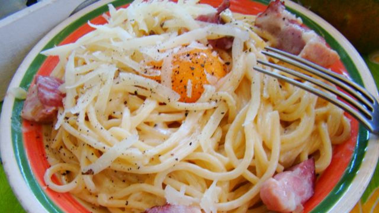 Przepis Spaghetti carbonara z żółtkiem przepis Gotujmy.pl