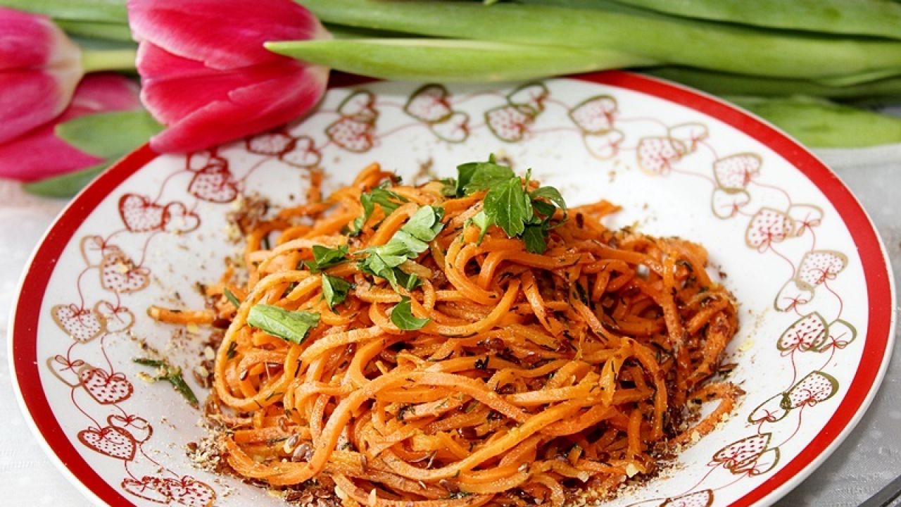 Przepis Spaghetti z marchewki z miodem i płatkami lnianymi przepis