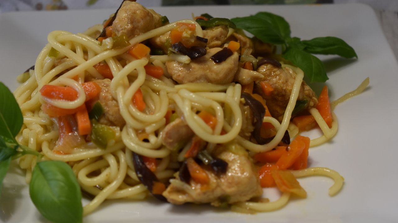 Przepis Spaghetti z warzywami chińskimi przepis Gotujmy.pl