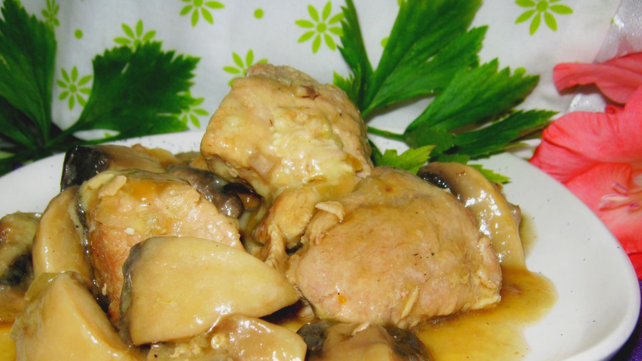 Przepis - Świeżonka z pieczarkami przepis - Gotujmy.pl