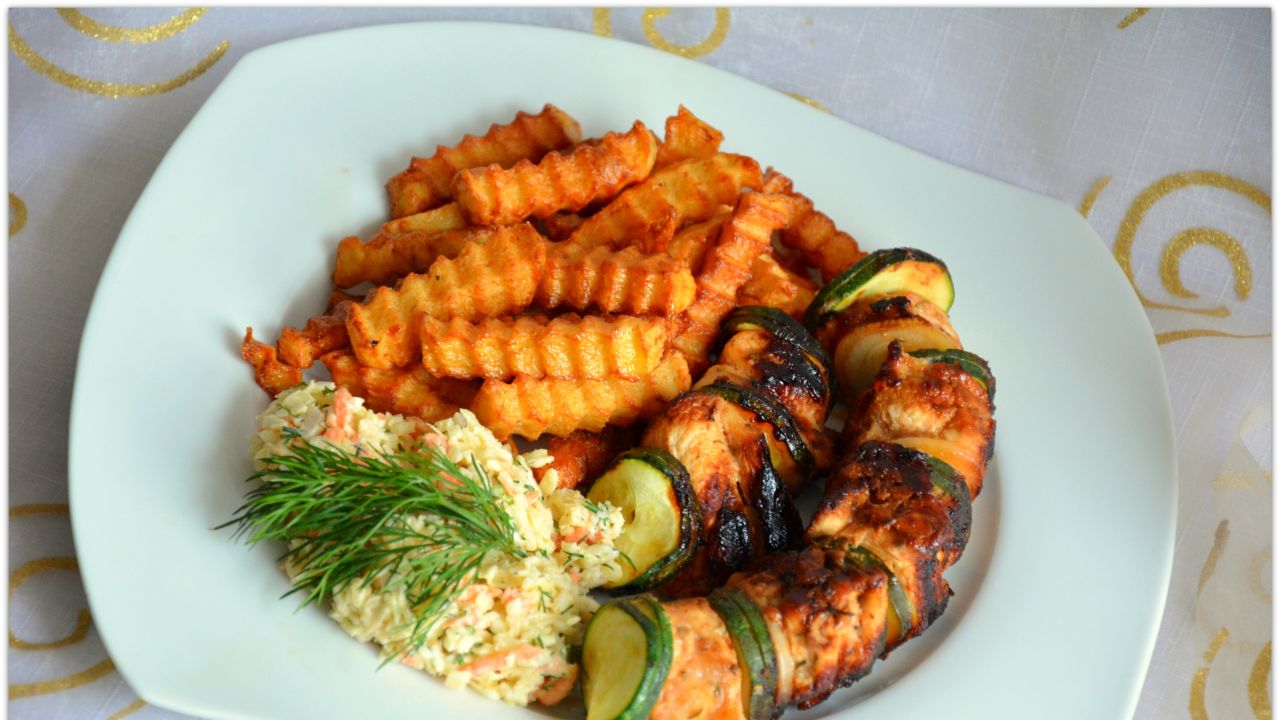 Przepis Szaszłyki z frytkami przepis Gotujmy.pl