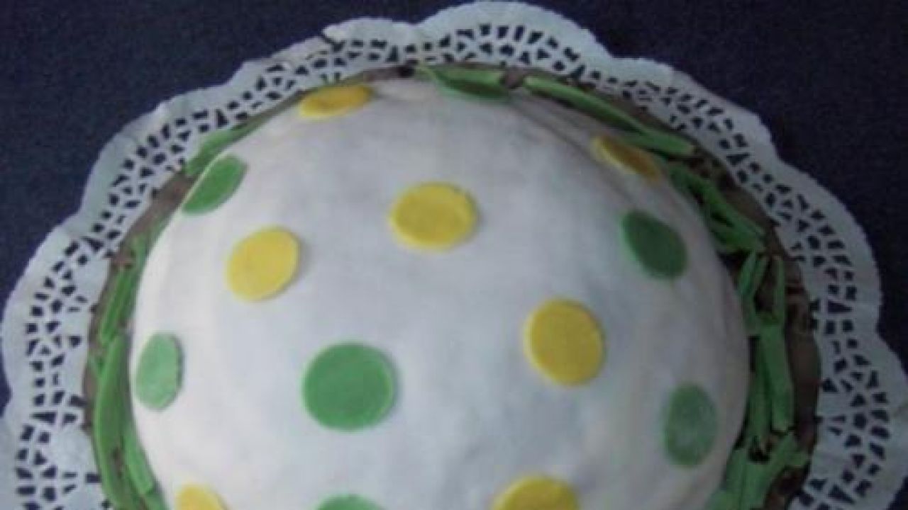 Przepis - Tort Piłka w kropki przepis - Gotujmy.pl