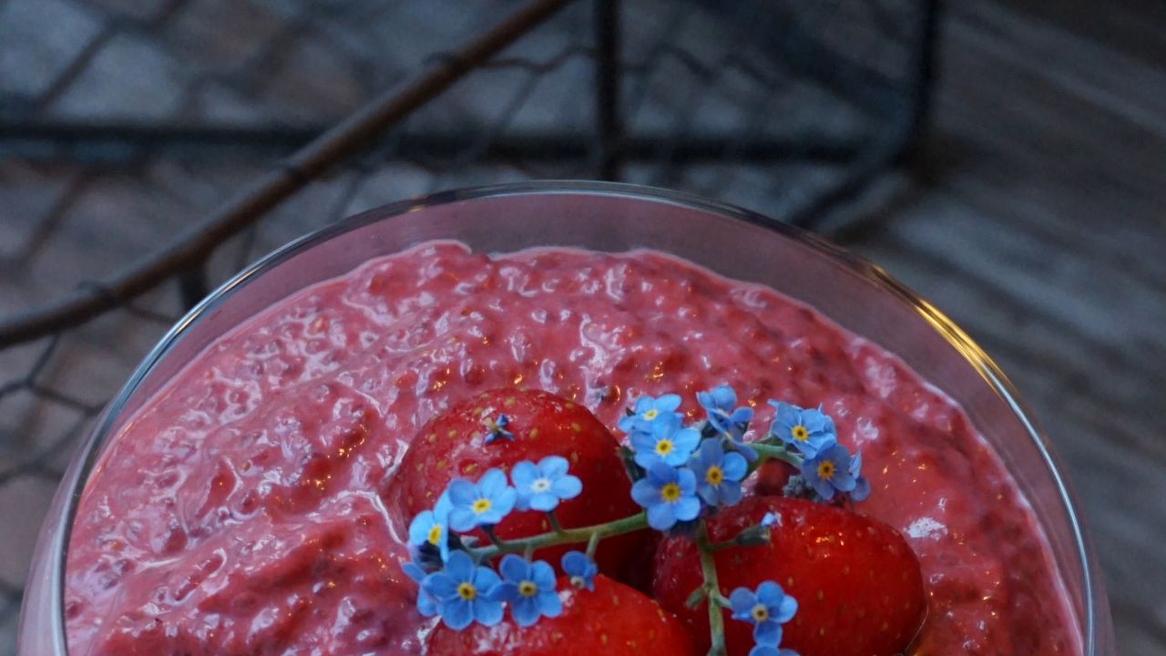 Przepis Truskawkowy pudding z chia przepis Gotujmy.pl