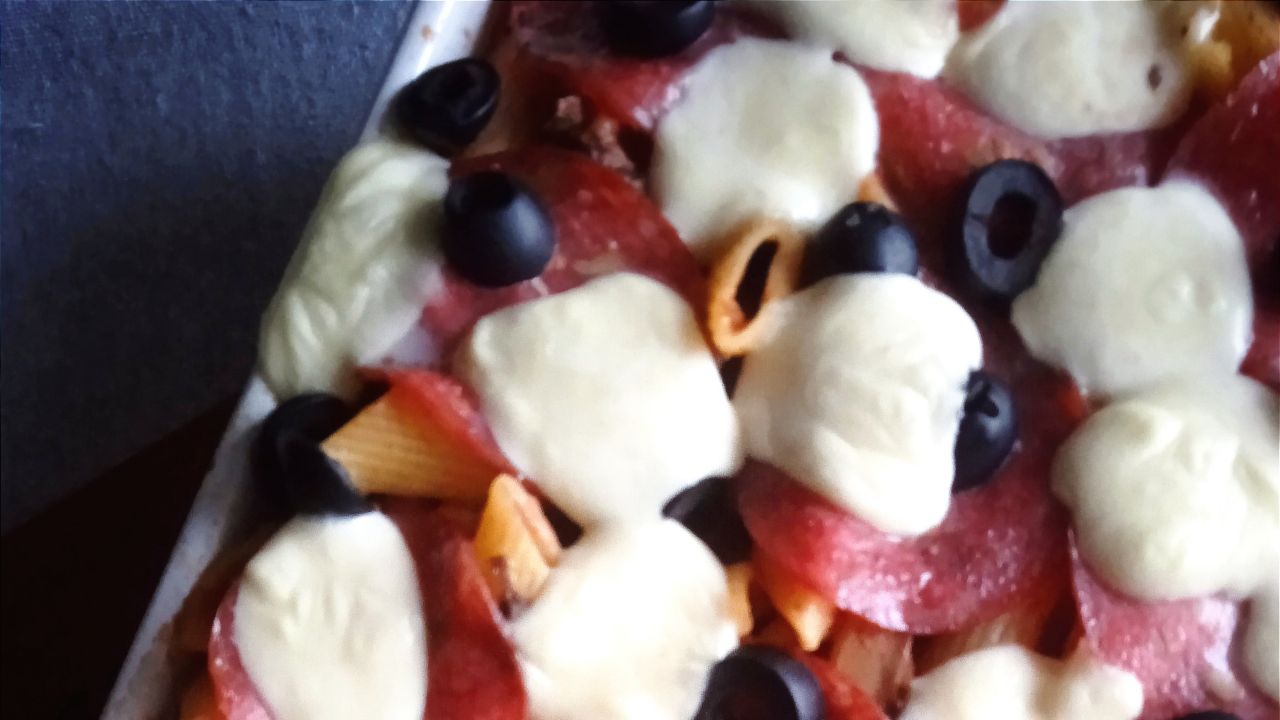 Przepis Zapiekanka makaronowa z salami przepis Gotujmy.pl