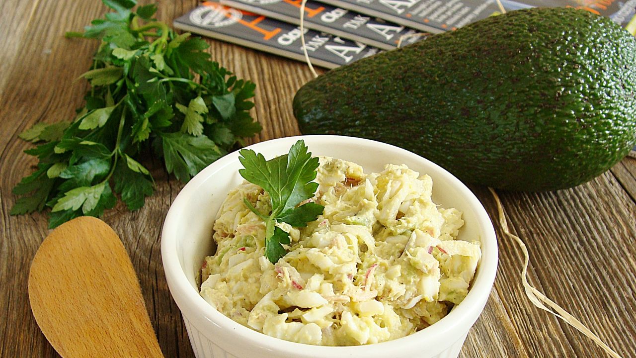 Przepis Zdrowa pasta jajeczna na zielono przepis Gotujmy.pl