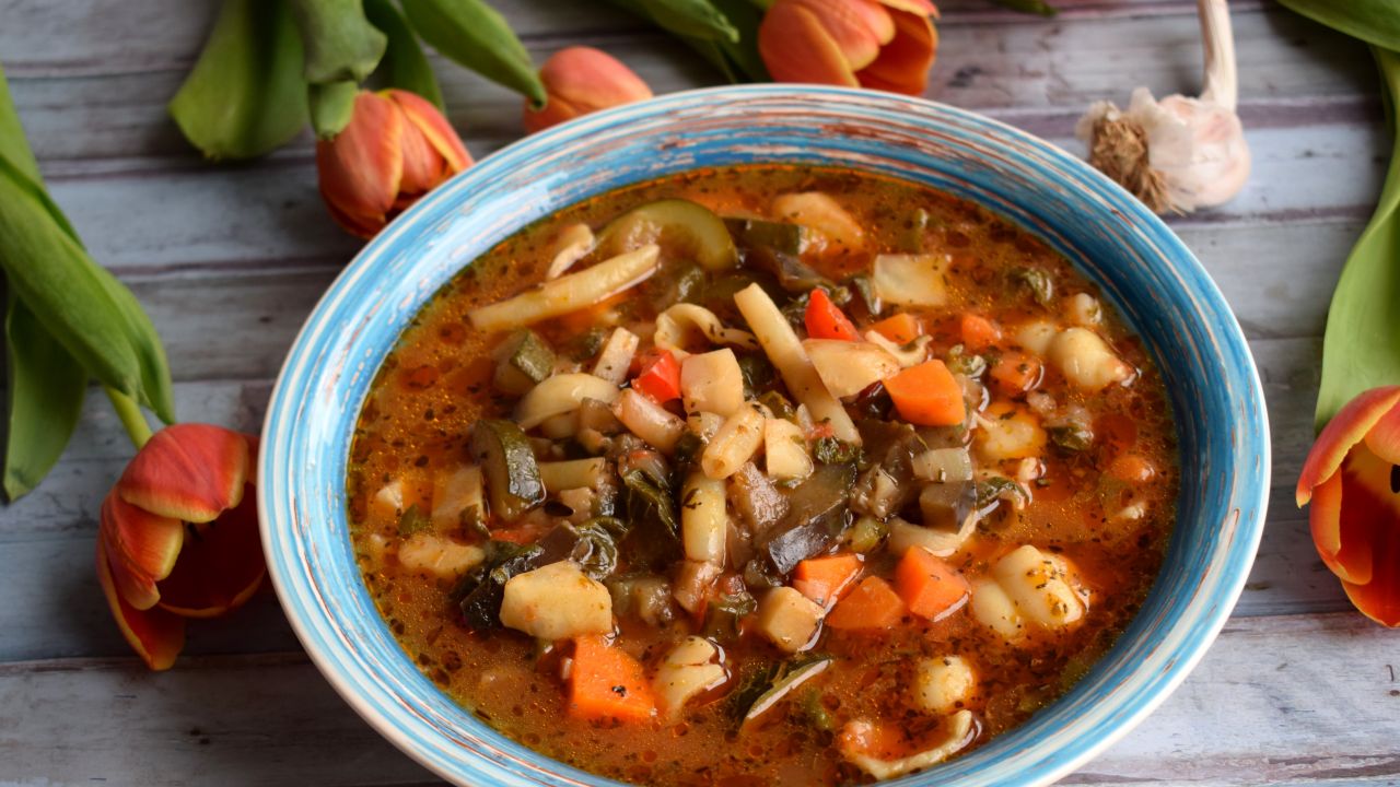 Zupa Minestrone Z Makaronem Przepis - Gotujmy.pl