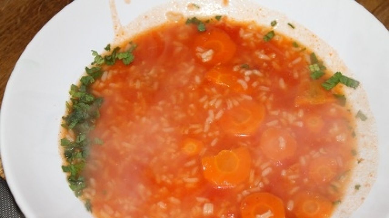 Zupa pomidorowa z ryżem przepis Gotujmy.pl