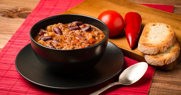 Chilli con carne z czerwoną fasolą podane w brązowej misce