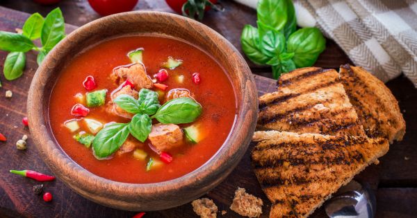 Gazpacho pomidorowe Gazpacho pomidorowe w drewnianej misce