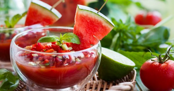Gazpacho arbuzowe Gazpacho z dekoracją z kawałka arbuza podane w szklanej miseczce