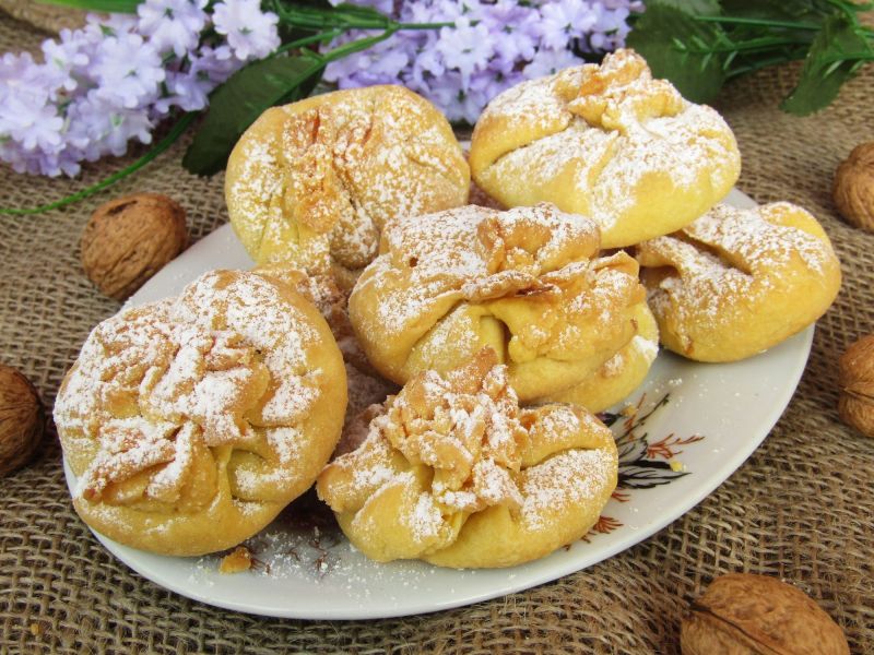 1, Mąkę przesiewam na stolnicę. Dodaję masło oraz