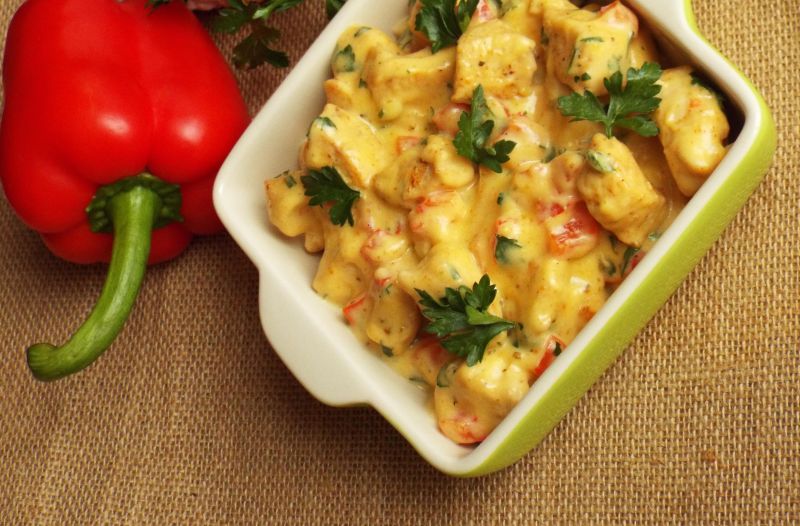 Filet z kurczaka z papryką w sosie serowym