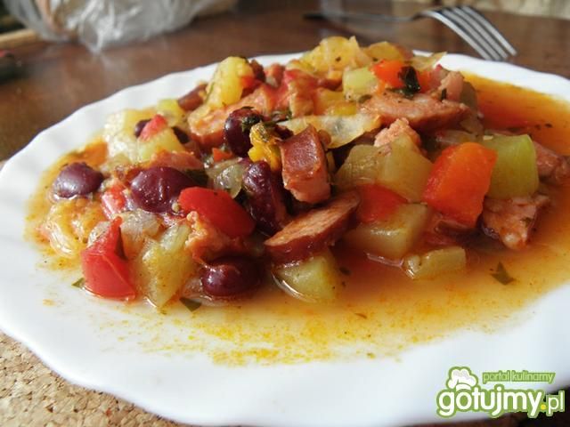 A la leczo z fasolką czerwoną.
