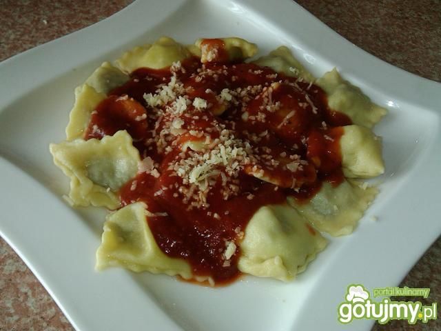 Agnolotti z mięsem w sosie pomidorowym  Agnolotti z mięsem w sosie pomidorowym