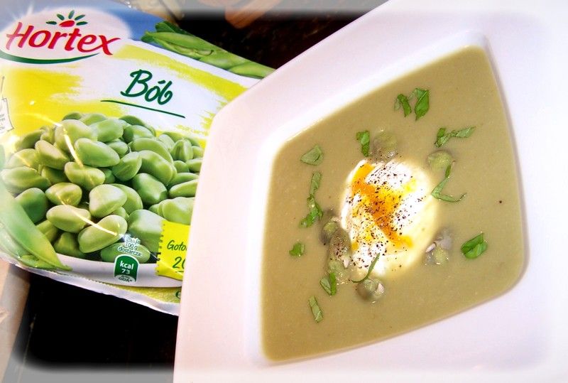 Aksamitna zupa z bobu z jajem