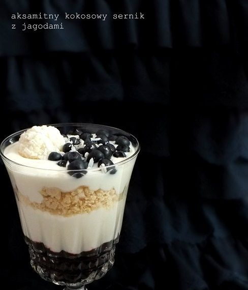 Aksamitne kokosowe serniczki z jagodami Aksamitne kokosowe serniczki z jagodami