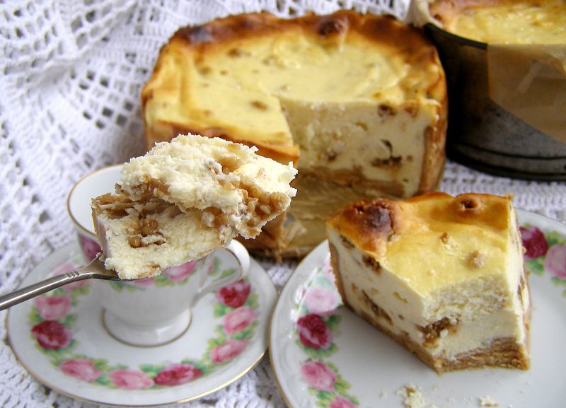 Aksamitny sernik sezamkowy