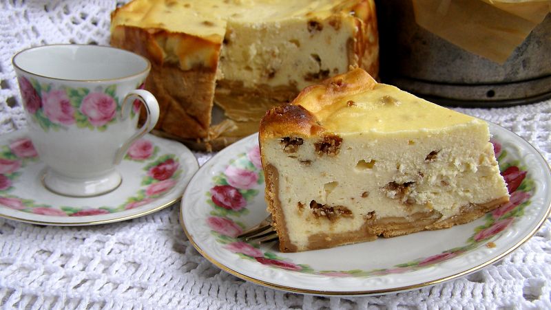 Aksamitny sernik sezamkowy