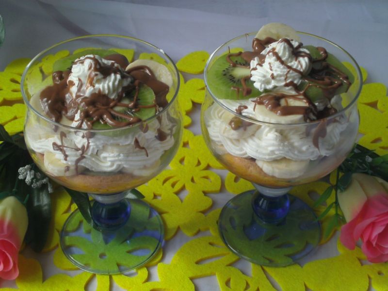 Alkoholowy deser z owocami, kremem i czekoladą  Alkoholowy deser z owocami, kremem i czekoladą