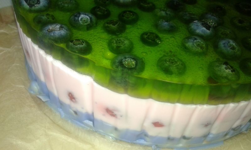 Almettowy sernik na zimno z owocami