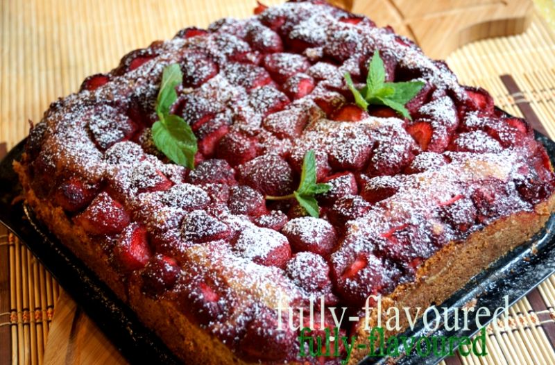 Amarantusowo-drożdżowe z daktylami i truskawkami