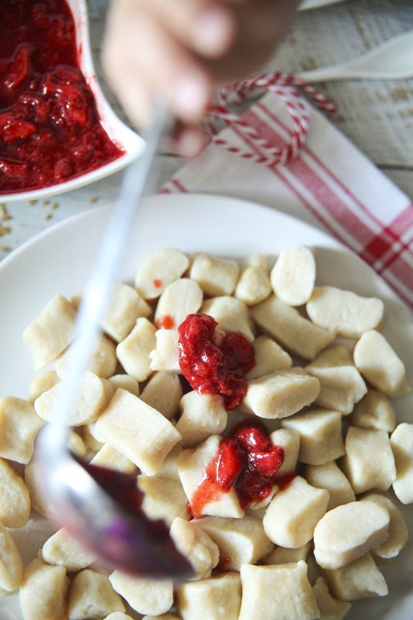 Amarantusowo-orkiszowe kopytka z sosem truskawkowy Amarantusowo-orkiszowe kopytka z sosem truskawkowy