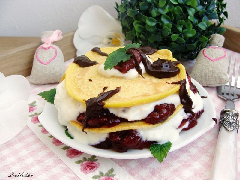 Amerykańskie naleśniki z sosem czekoladowym