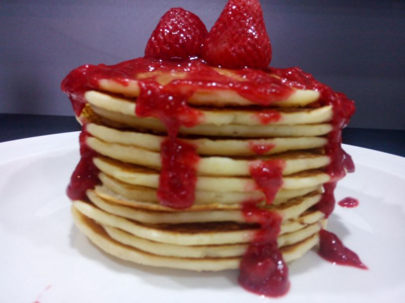 Amerykańskie pancakes z sosem truskawkowym  Amerykańskie pancakes z sosem truskawkowym