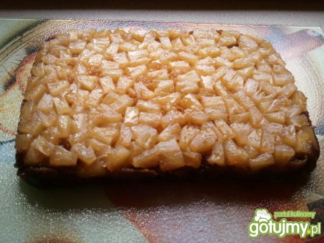 Ananas do gory nogami