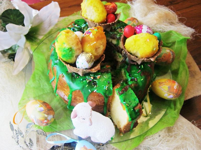 Ananasowa babka z kokosowymi jajkami w koszyczkach Ananasowa babka z kokosowymi jajkami w koszyczkach