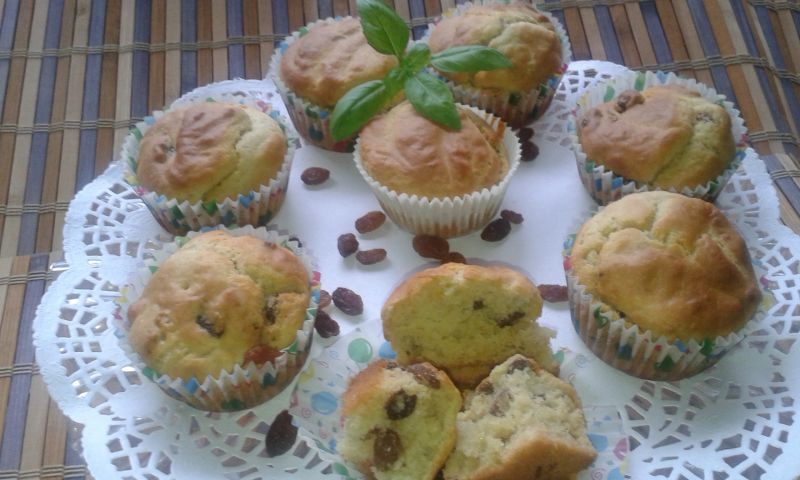 Angielski przysmak. Bułeczki scones z rodzynkami. Angielski przysmak. Bułeczki scones z rodzynkami.