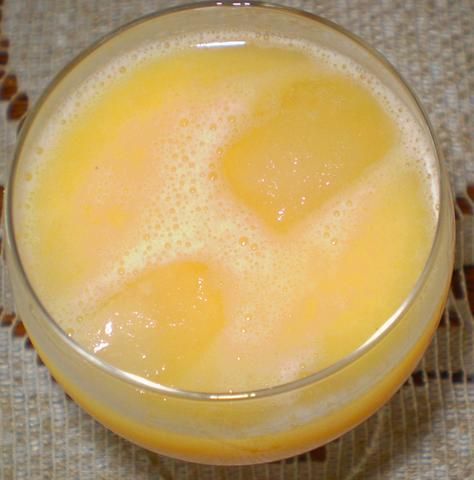 Aperitif z ajerkoniaku z brzoskwinią :